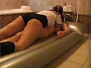 [エロ動画]《盗撮映像》奨学金返済のために風俗ソープで真面目に働く女子高生！セーラー服着たままマットプレイしちゃう